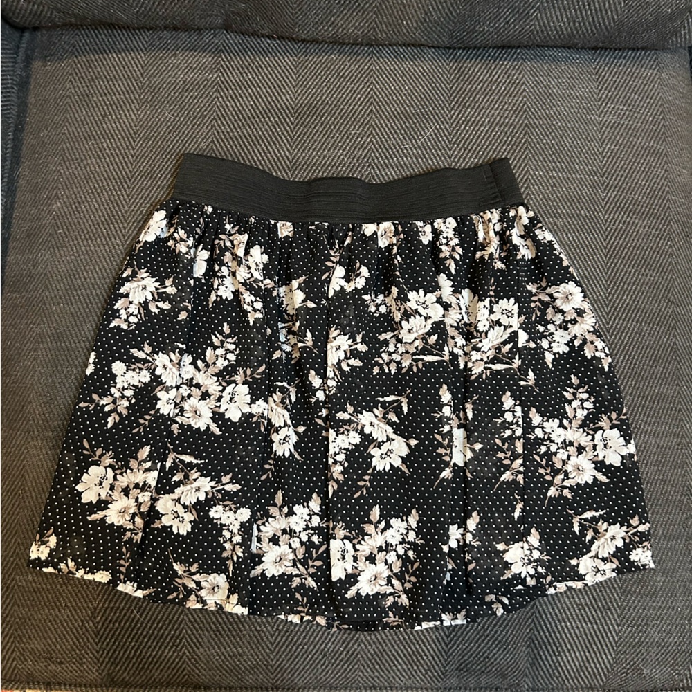 Forever 21 Black and White Floral Skater flounce Skirt size medium spring ready
